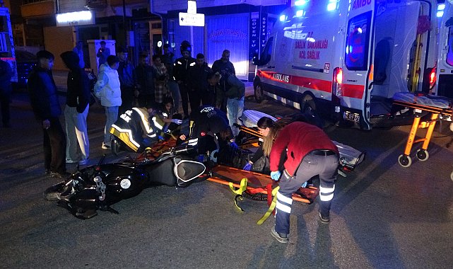 Motosikletle kamyonetin çarpıştığı kaza kamerada; 2 yaralı