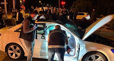 Motosikletle otomobil çarpıştı: 1 ölü, 3 yaralı