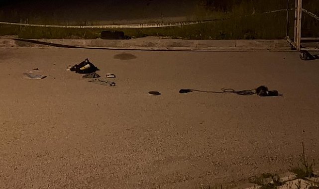 Motosikletlinin otomobil bagajına bıraktığı çanta, fünye ile patlatıldı