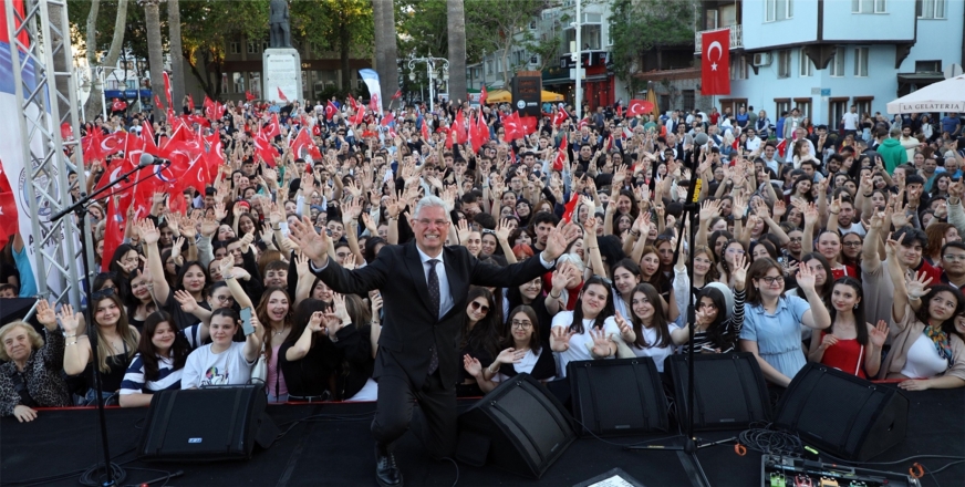 MUDANYA’DA 19 MAYIS COŞKUSU MEYDANLARI DOLDURDU