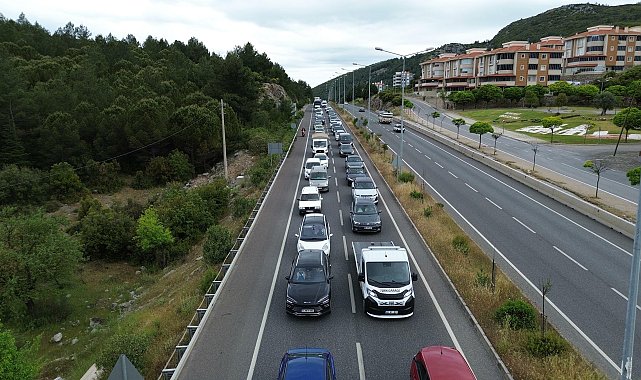 Muğla'ya tatilci akını; kilometrelerce araç kuyruğu oluştu
