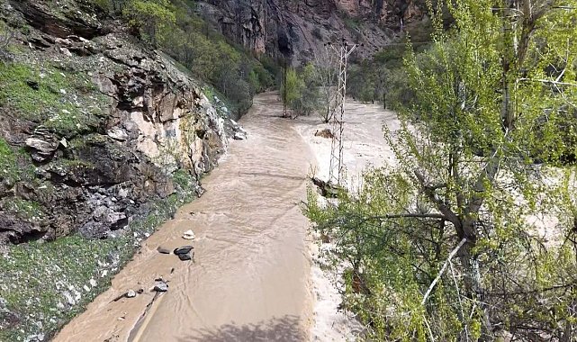 Munzur Çayı taştı, kara yolu trafiğe kapandı