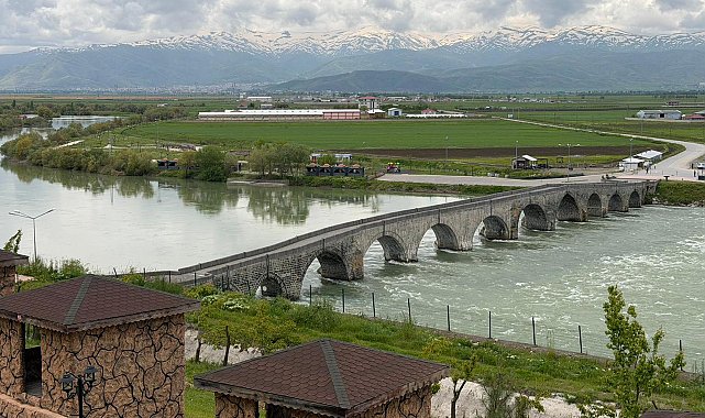 Muş'ta Alparslan-2 Barajı ve HES'te ilk kez dolusavak kapakları açıldı