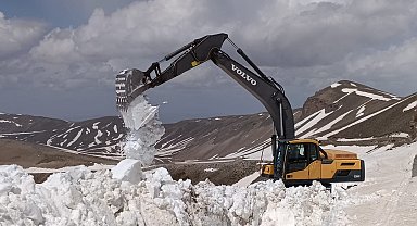 Nemrut Gölü yolunda 10 metreyi bulan karla mücadele çalışması tamamlandı