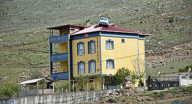 Niğde'nin köyünde Karadeniz'i aratmayan tutku; evin çatısına Anadol yerleştirdi