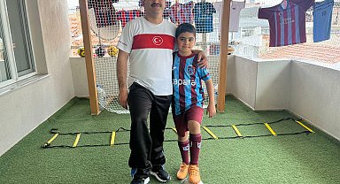 Oğlunun hayali için evinin balkonunun mini futbol sahasına çevirdi