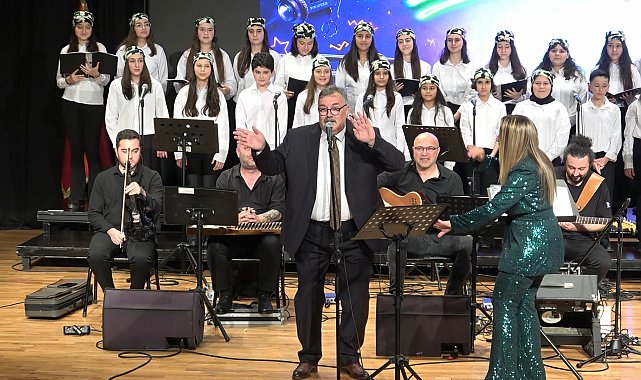 Okul müdürünün çocuk korosuyla söylediği şarkı milyonlarca izlendi