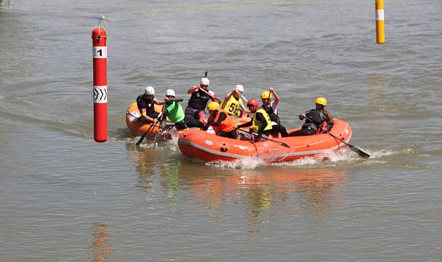 Okul Sporları Rafting Şampiyonası'nda halay ve horon aynı alanda buluştu