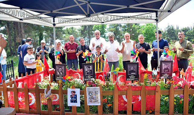 Okuldaki saldırıda ölen öğrencilerin aileleri mezarlıkta bir araya geldi