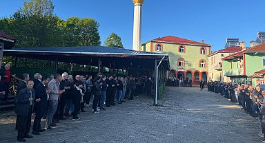 Ordu'da cami çıkışı bayramlaşmak isteyenler metrelerce kuyruk oluşturdu