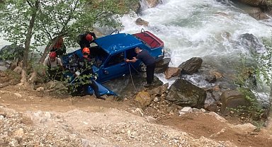 Otomobil dereye düştü; karı-koca öldü, 1 yaralı