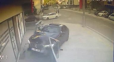 Otomobil iş yerine girdi; kaza anı kamerada