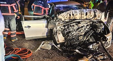 Otomobil kamyona çarptı: 1 ölü, 1 ağır yaralı