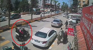 Otomobile çarpan elektrikli motosikletten savrulan kadın ve çocuk, son anda kurtuldu