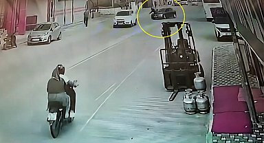 Otomobilin çarptığı kadın yaralandı; kaza kamerada