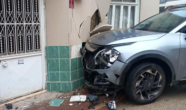 Otomobille çarpışan cip evin duvarına vurdu, kalorifer peteği yerinden söküldü