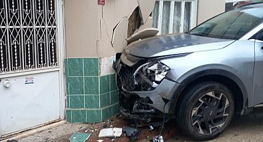 Otomobille çarpışan cip evin duvarına vurdu, kalorifer peteği yerinden söküldü