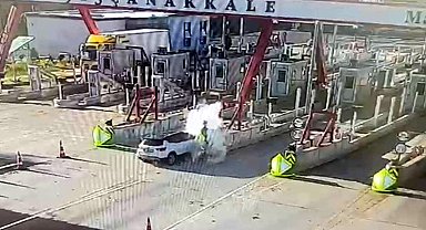 Otoyol gişelerine çarpan otomobildeki karı-kocayı ölüm ayırdı; kaza anı kamerada