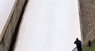 Özlüce Barajı'nda dolusavak kapakları 7 yıl sonra açıldı