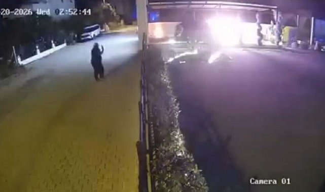 Park halindeki otomobil kundaklandı, o anlar kamerada