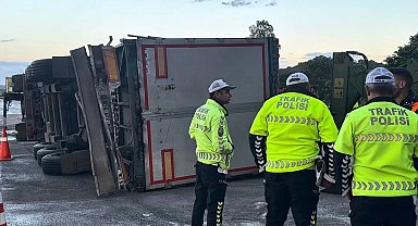 Pendik'te dorsesi devrilen TIR, kaldırma çalışmaları sırasında yan yattı