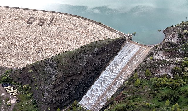 Pusat-Özen Barajı'nda 18 yıl sonra dolusavaktan su aktı