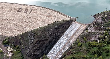 Pusat-Özen Barajı'nda 18 yıl sonra dolusavaktan su aktı