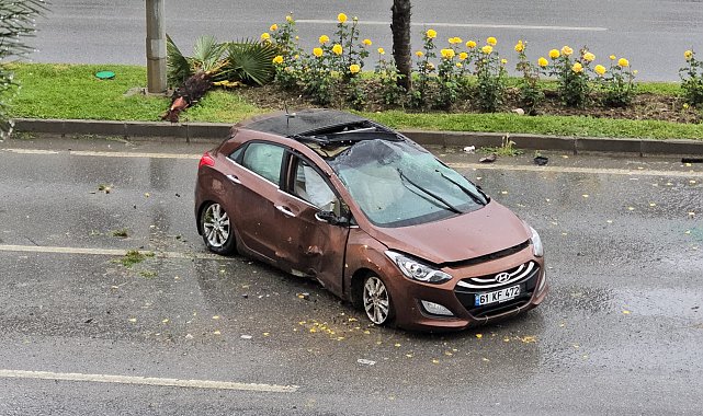 Refüjdeki ağaca çarpan otomobil, karşı şeride geçti: 1 yaralı