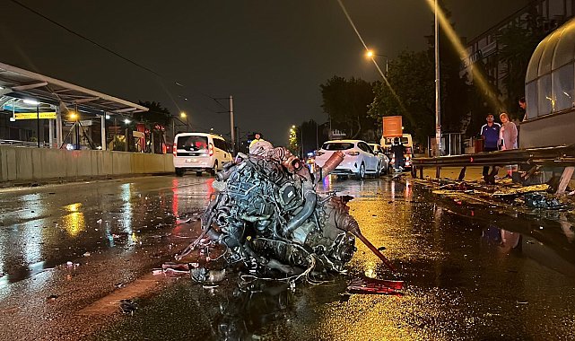 Refüje ve bariyerlere çarpan otomobilin motoru koptu: 1'i ağır 2 yaralı
