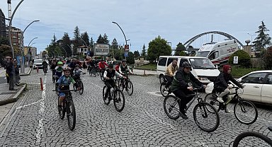 Rize'de 19 Mayıs coşkusu; bisiklet turunda 4 kilometre pedal çevirdiler