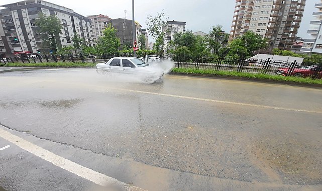 Rize'de sağanak; yollar göle döndü