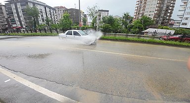 Rize'de sağanak; yollar göle döndü