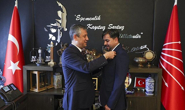 Rozetini Özgür Özel takmıştı! CHP, Arif Kocabıyık'ın parti üyelik işlemlerini durdurdu