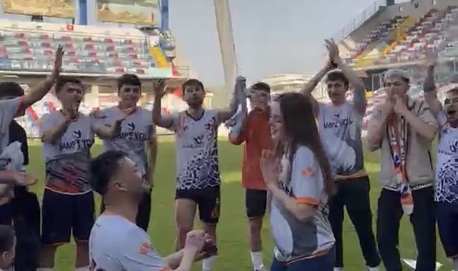 Şampiyonluk kutlamalarında futbolcudan sürpriz evlilik teklifi