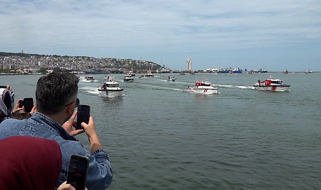 Samsun'da 19 Mayıs'a özel deniz geçit töreni ilgiyle izlendi