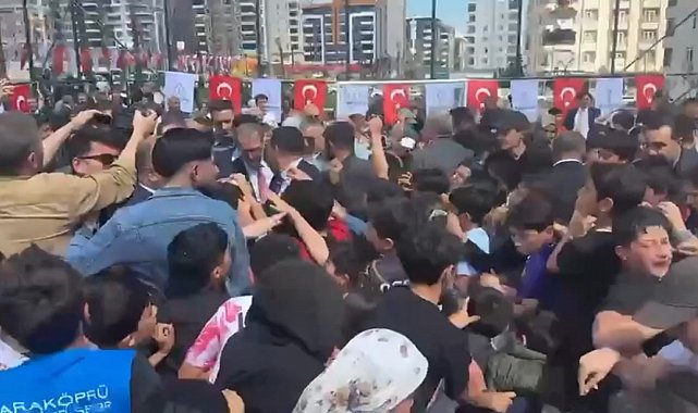 Şanlıurfa'da park açılışında çocuklara top ve oyuncak dağıtımı, izdihama neden oldu