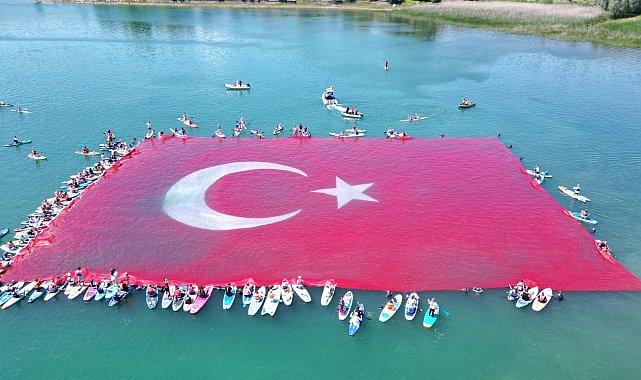 Sapanca Gölü'nde 19 Mayıs'ta, 1923 metrekarelik Türk bayrağı açıldı