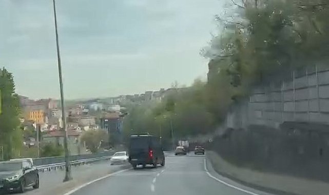 Sarıyer'de seyir halindeki motosikletliye minibüs çarptı; kaza kamerada