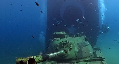 Saros'ta dalgıçlar tank batığına dalıp, Türk bayrağı açarak 19 Mayıs'ı kutladı