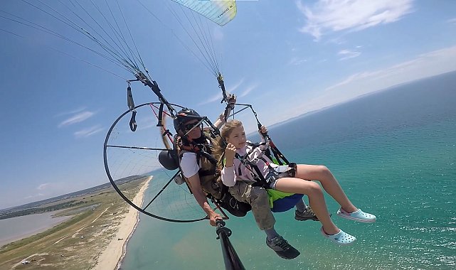 Saros'un güzelliklerini paramotorla keşfediyorlar