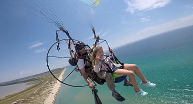 Saros'un güzelliklerini paramotorla keşfediyorlar