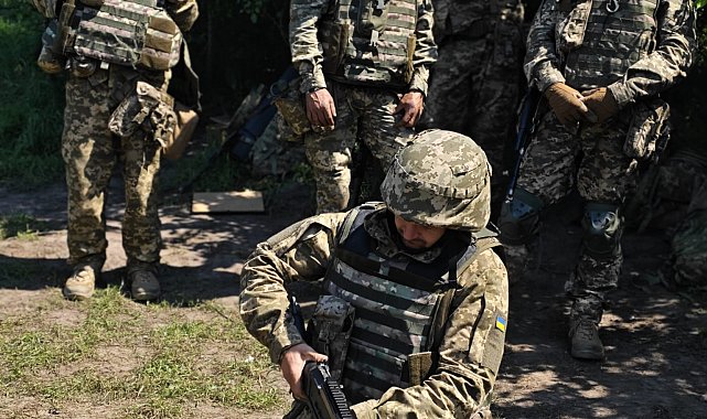Savaşın en sıcak noktası Sumi'de askeri üs tatbikatları ve 40 kilometrelik 'tel' önlemi görüntülendi