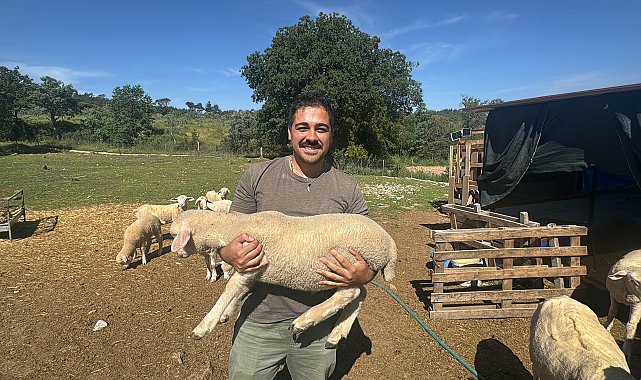 Şehir hayatını bırakıp kırsala yerleşti, hayvancılığa başladı