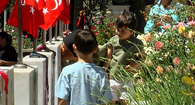 Şehit aileleri bayramın ilk gününde Edirnekapı Şehitliği'ni ziyaret etti