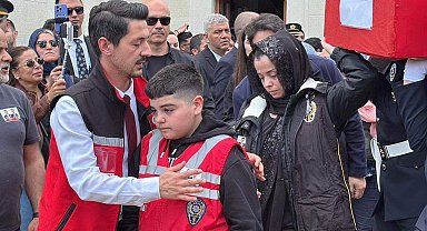Şehit eşinin tabutunu omuzladı