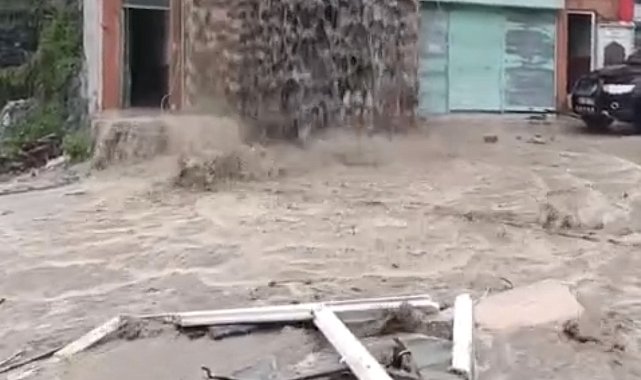Sel suları evin içinden geçip balkondan caddeye aktı