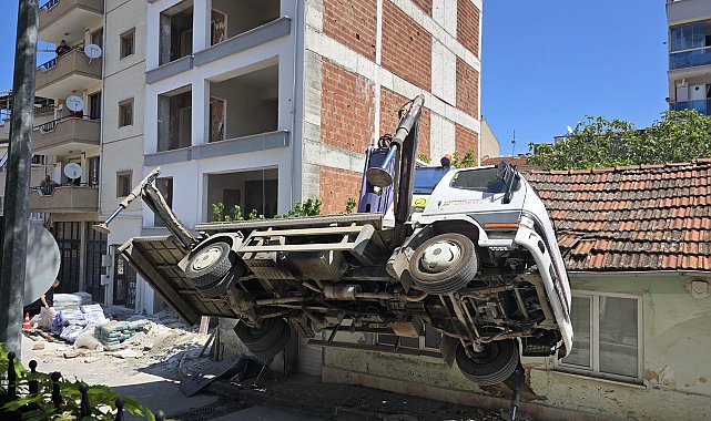 Sepetli vinç devrildi; yaralanan 2 işçiye düştükleri çatıda müdahale edildi