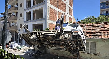 Sepetli vinç devrildi; yaralanan 2 işçiye düştükleri çatıda müdahale edildi