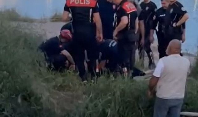 Seyhan Nehri'e düşen kadını tekneyle açılan vatandaşlar kurtardı