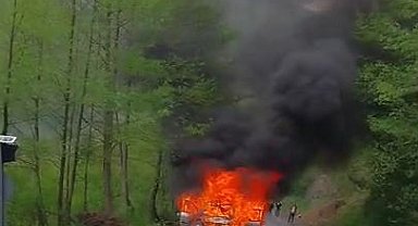 Seyir halindeki otomobilin alev topuna dediği anlar kamerada